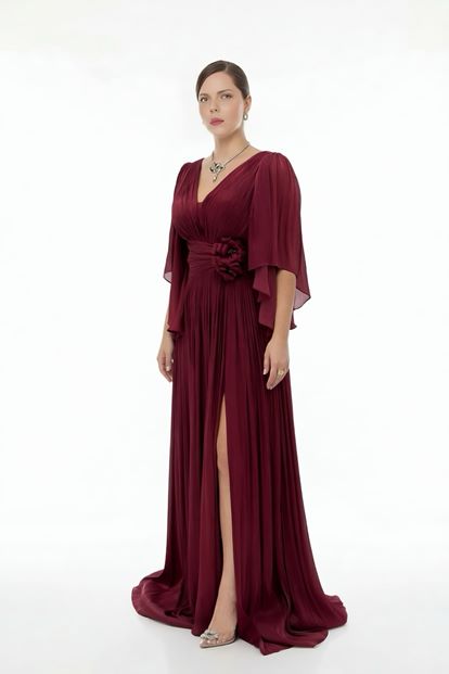 فستان سهرة بورغندي بياقة على شكل حرف V ومقاسات كبيرة، مكشكش ومزين بتفاصيل عند الخصر